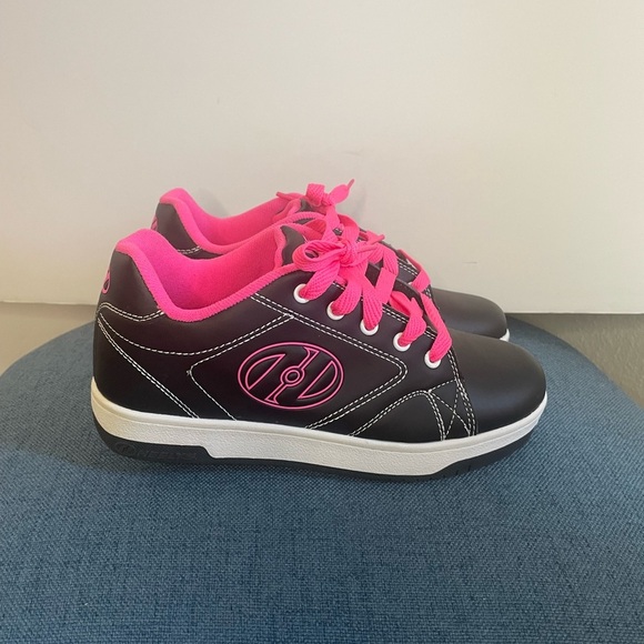Heelys Girl Synthetic Upper Skate Shoes in a size 5 in black and pink - Picture 2 of 10